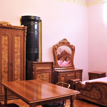 Guesthouse Medea On Pushkini 4 คูทายสิ ภายนอก รูปภาพ