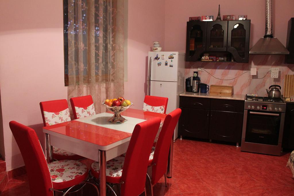 Guesthouse Medea On Pushkini 4 คูทายสิ ภายนอก รูปภาพ